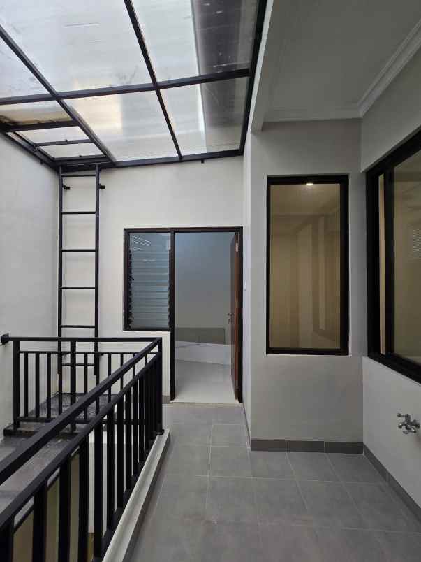 rumah terawat dalam townhouse di condet jakarta timur