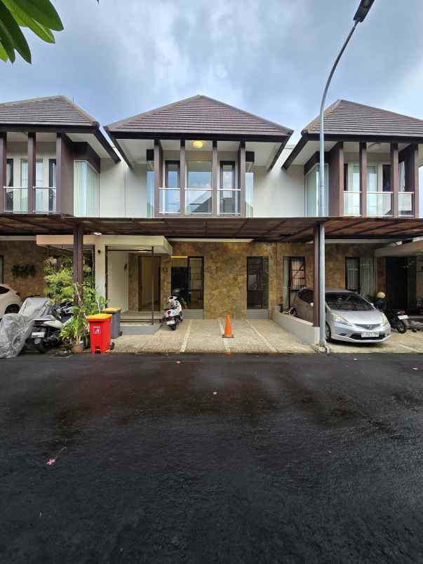 rumah terawat dalam townhouse di condet jakarta timur