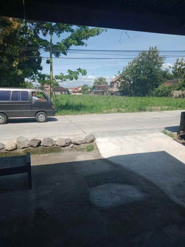 tanah pinggir jalan raya