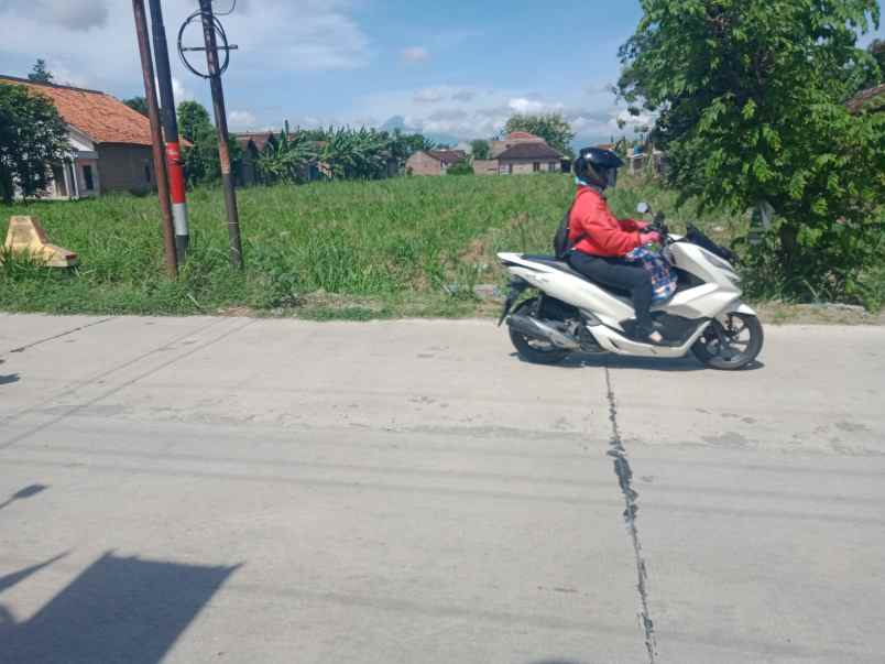 tanah pinggir jalan raya