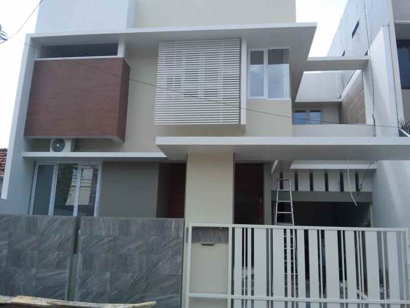dijual rumah 2 lantai di seteran miroto semarang