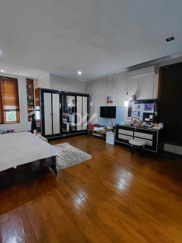 dijual rumah dengan parkir basement di bintaro