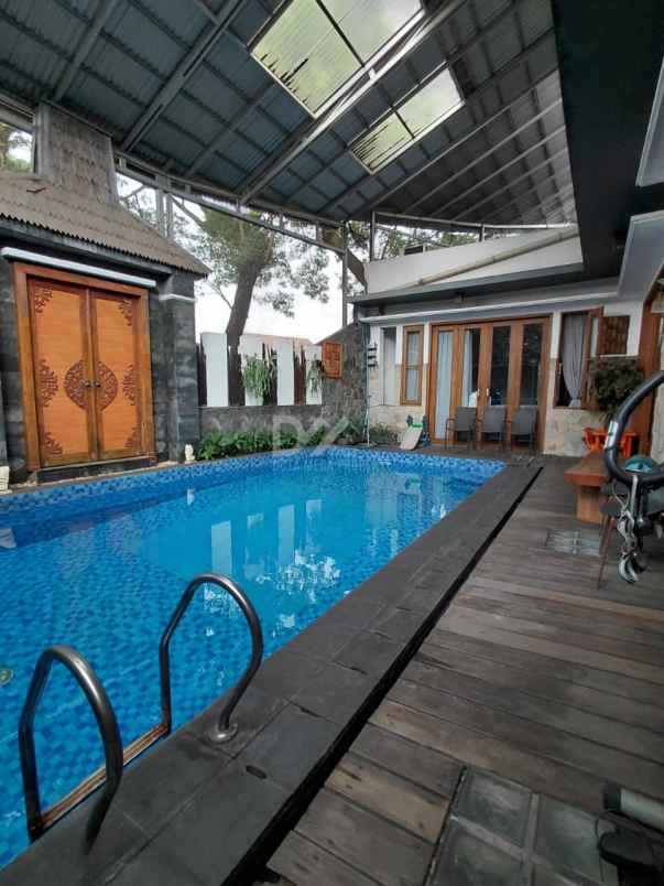 dijual rumah dengan parkir basement di bintaro
