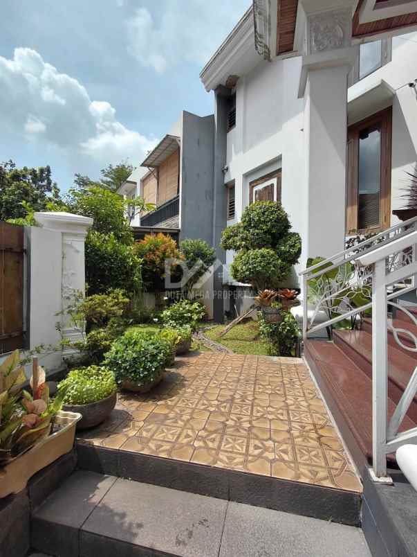 dijual rumah dengan parkir basement di bintaro