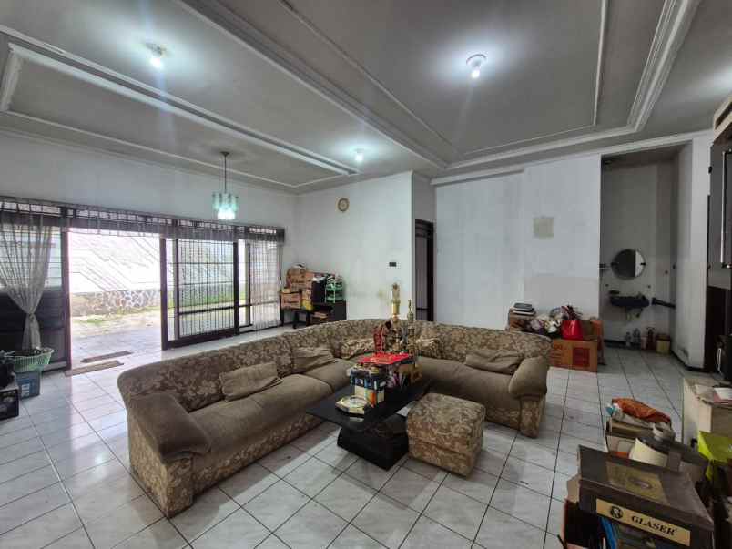 dijual rumah di dharmahusada utara