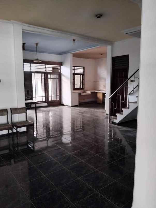 dijual rumah di kerten solo