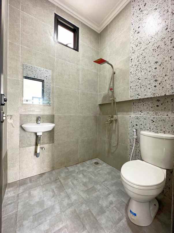 dijual rumah duren sawit