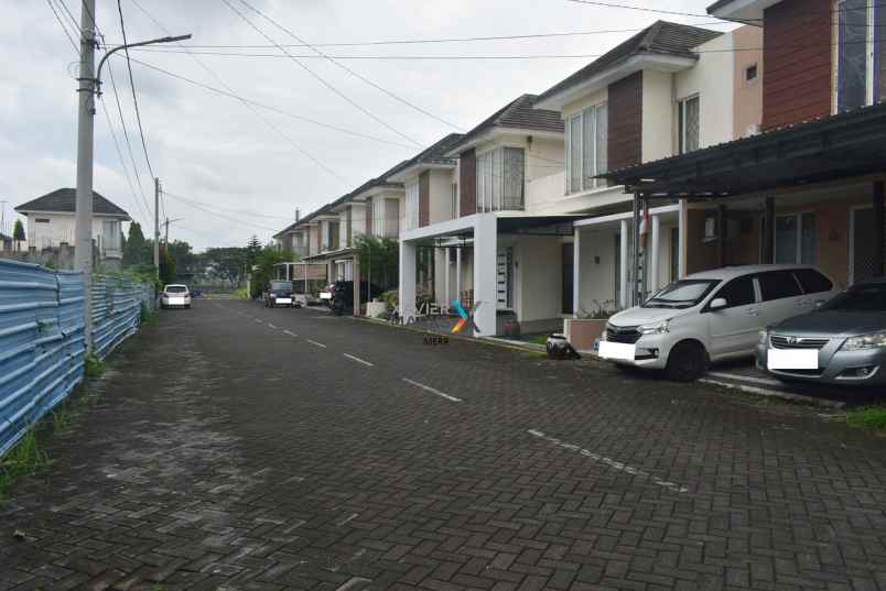 dijual rumah evergreen de parc