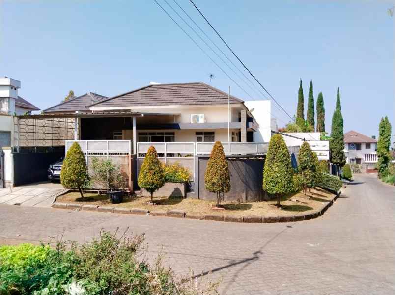 dijual rumah full furnished di setiabudi regency