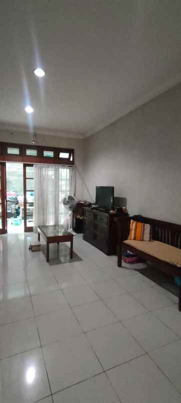 dijual rumah gandaria