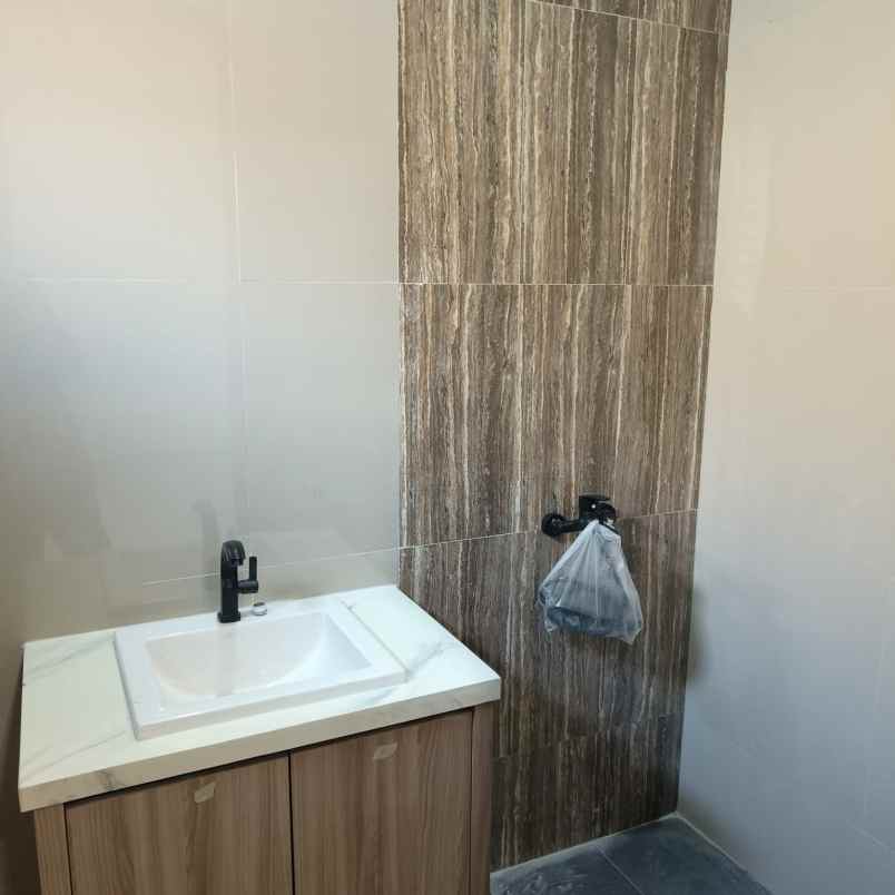 dijual rumah grand pakuwon