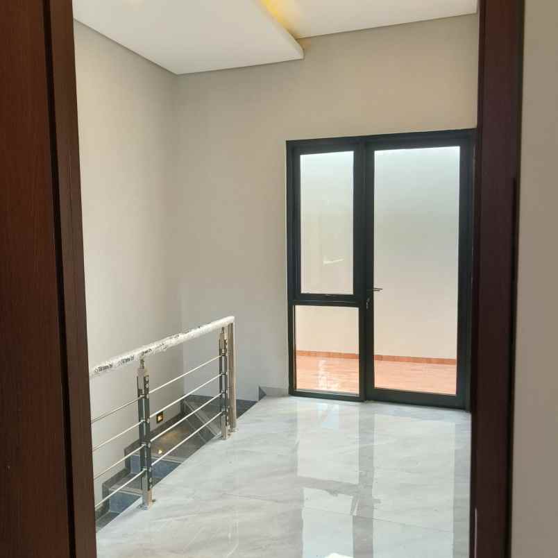 dijual rumah grand pakuwon