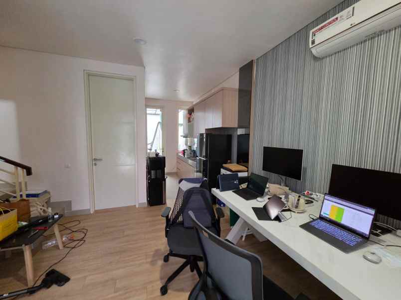 dijual rumah green lake surabaya