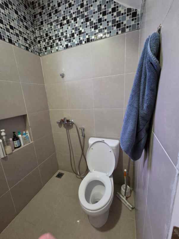 dijual rumah green lake surabaya