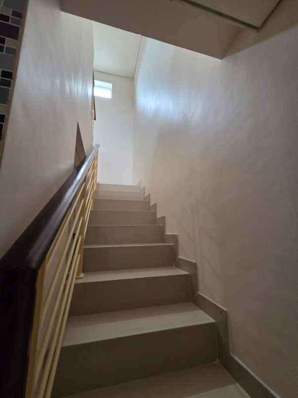 dijual rumah green lake surabaya