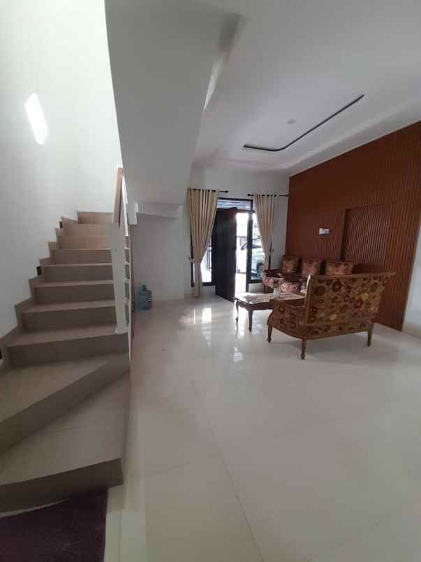 dijual rumah jaka sampurna