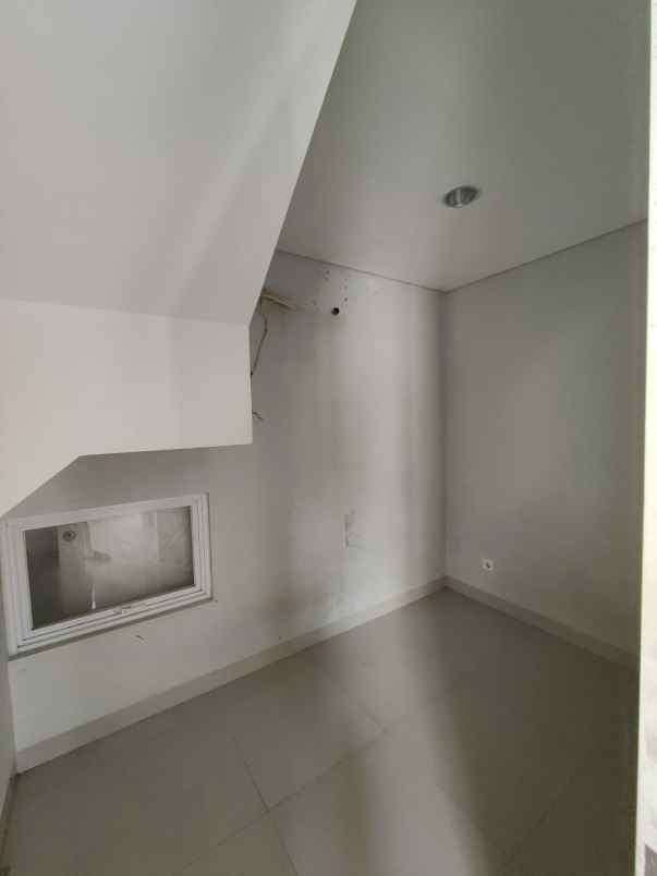 dijual rumah jakarta garden city