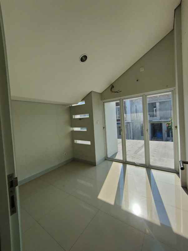 dijual rumah jakarta garden city