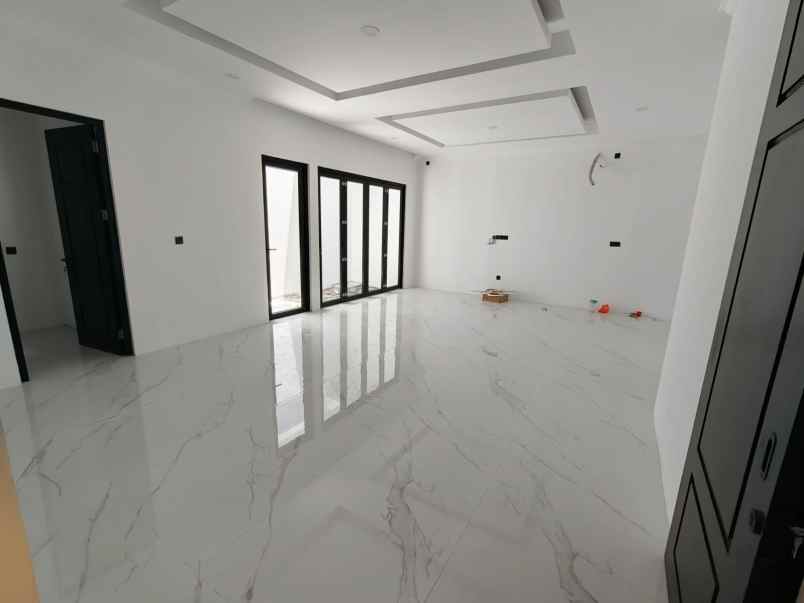 dijual rumah jalan pakuwon indah