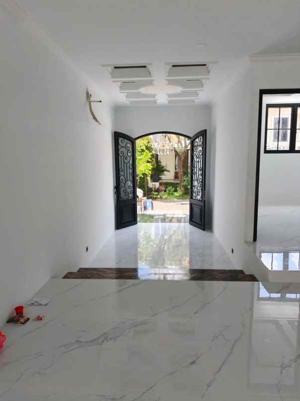 dijual rumah jalan pakuwon indah