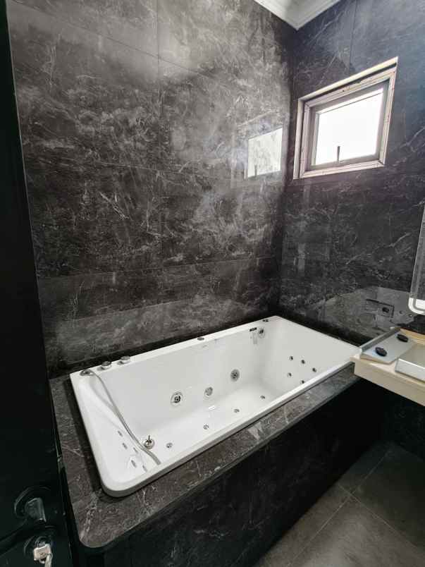 dijual rumah jalan pakuwon indah