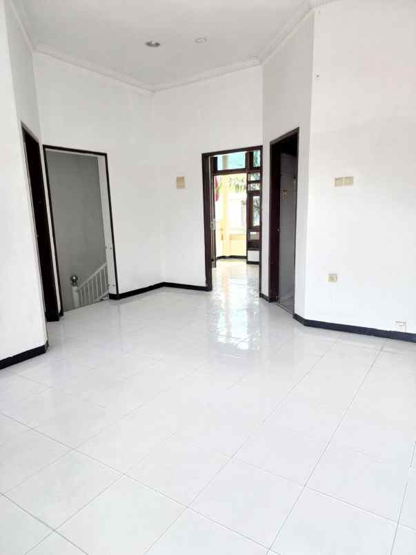 dijual rumah jalan pinus asri