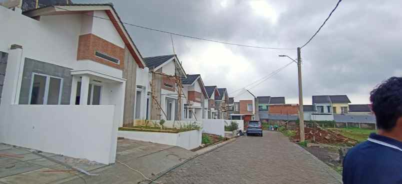 dijual rumah jalan raya keradenan