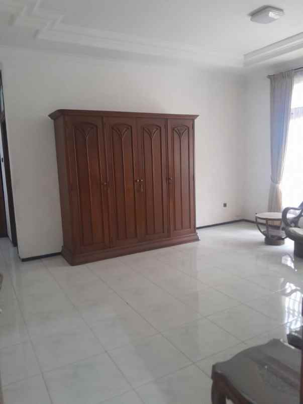 dijual rumah jalan raya satelit utara