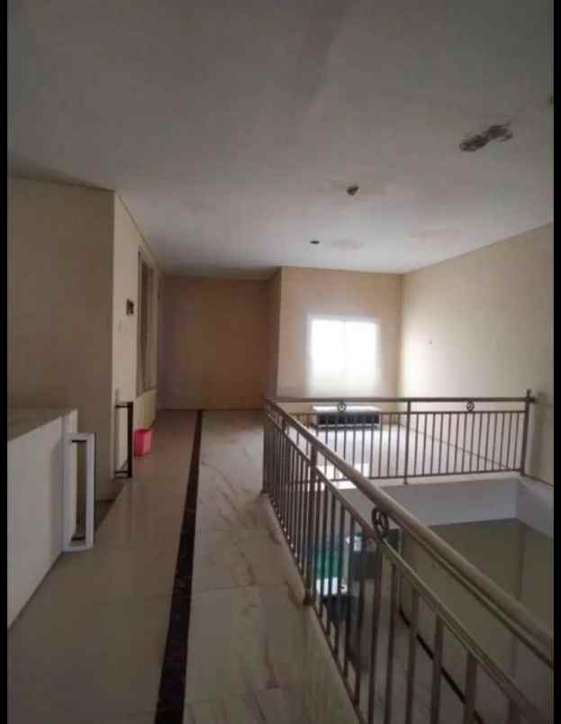 dijual rumah jalan royal residence