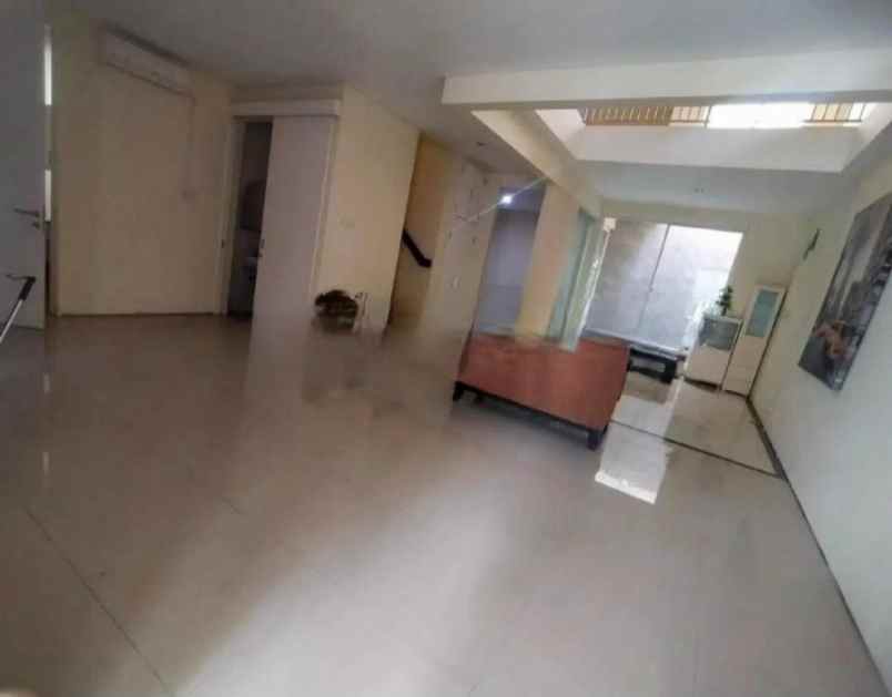 dijual rumah jalan royal residence
