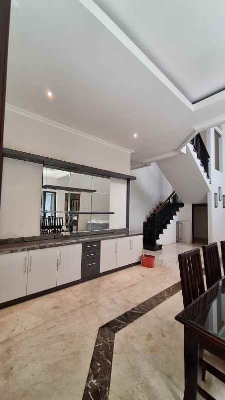 dijual rumah jalan satelit indah