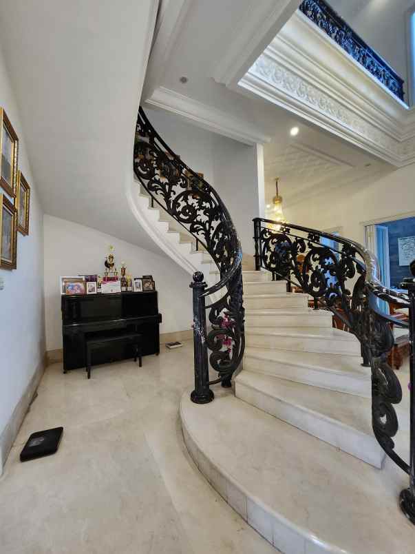 dijual rumah jl kelapa hijau komplek