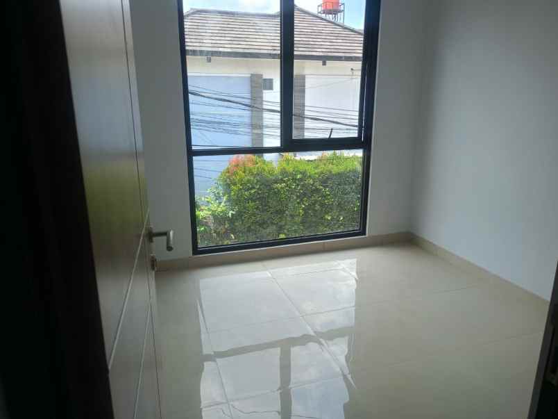 dijual rumah jl kiara sari