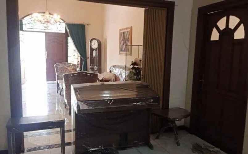 dijual rumah jl manyar kartika menur