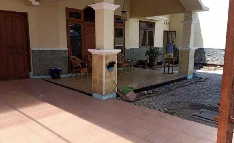 dijual rumah jl manyar kartika menur