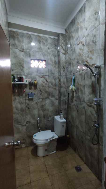 dijual rumah jl pondok kacang barat