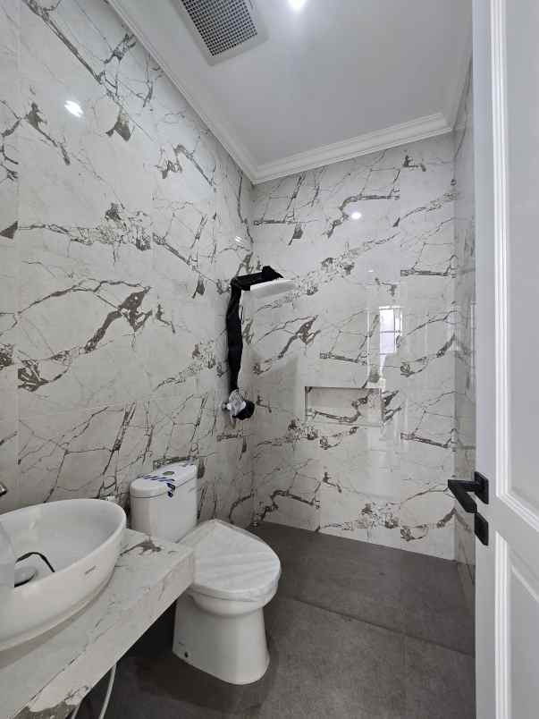 dijual rumah jl raya pondok bambu duren