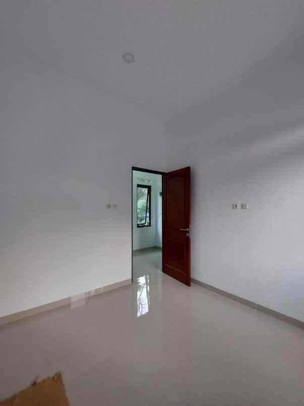 dijual rumah jl salak