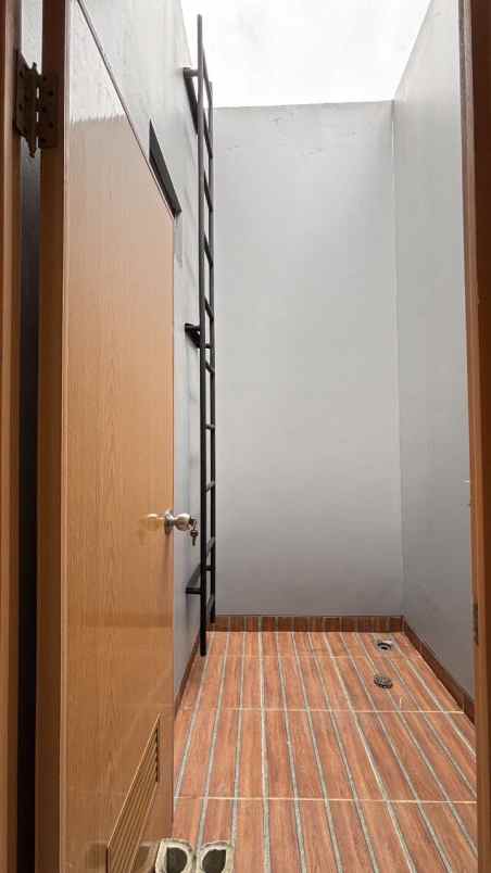 dijual rumah jln raya radar auri