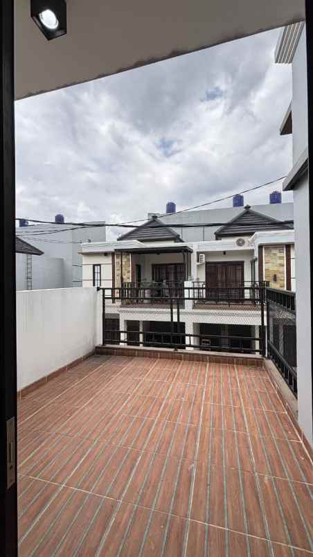 dijual rumah jln raya radar auri