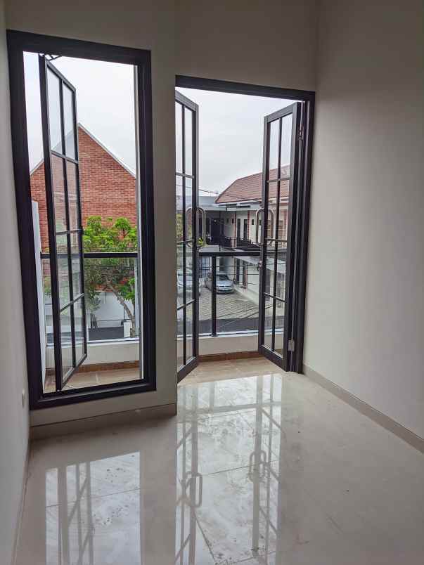 dijual rumah ketintang baru