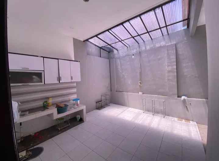 dijual rumah komp cihanjuang dekat taman kupu