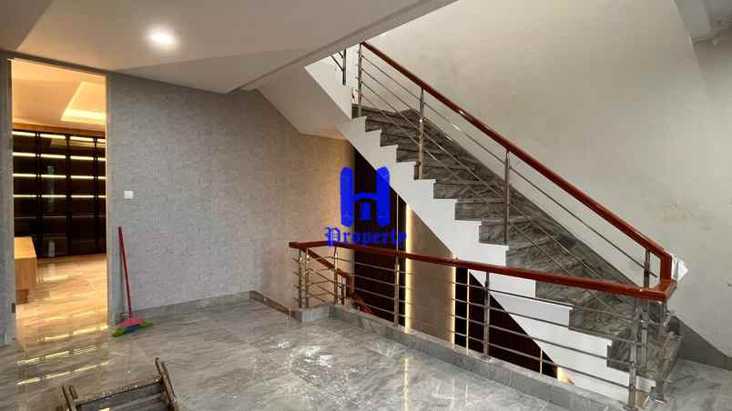 dijual rumah komplek citraland gama city