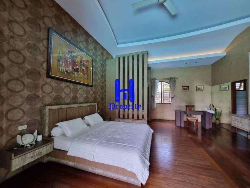 dijual rumah komplek graha helvetia