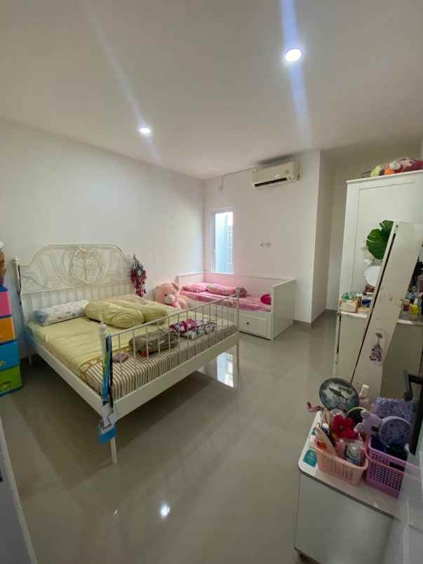 dijual rumah komplek kembang larangan