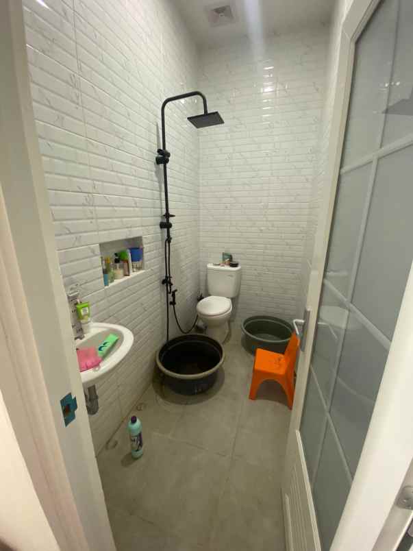 dijual rumah komplek kembang larangan