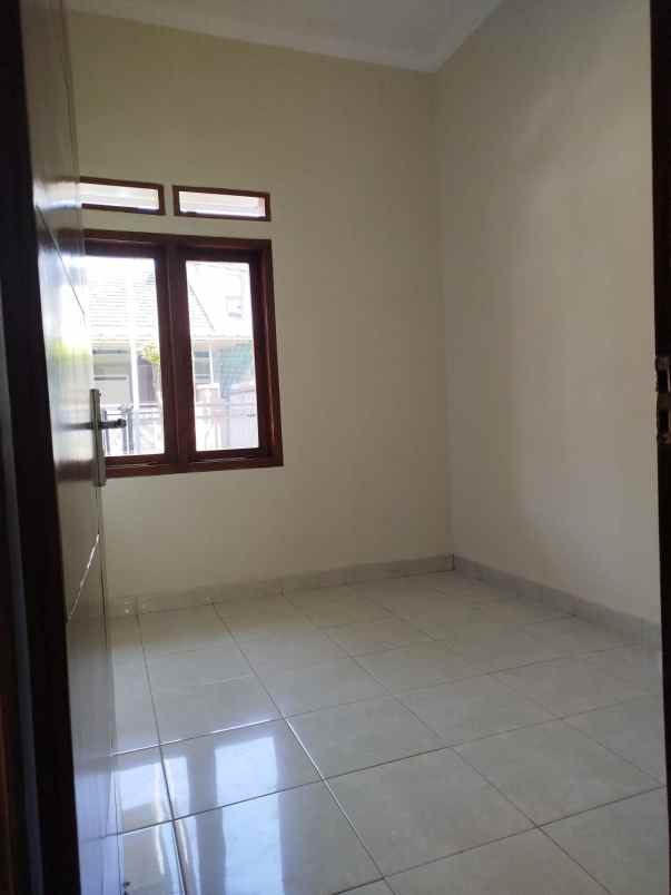 dijual rumah komplek margawangi raya