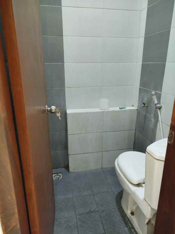 dijual rumah komplek margawangi raya