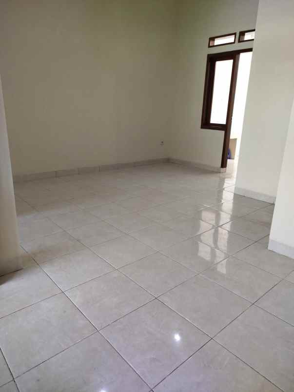 dijual rumah komplek margawangi raya