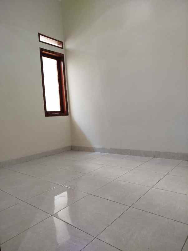 dijual rumah komplek margawangi raya